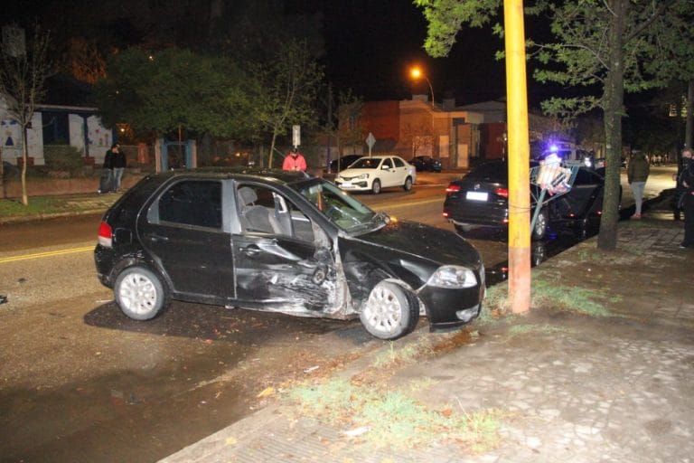 Un hombre fue trasladado al hospital tras un violento choque en la medianoche