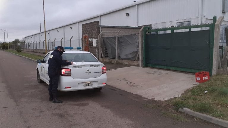 Robaron en el depósito de un supermercado y la policía detuvo a uno de los autores