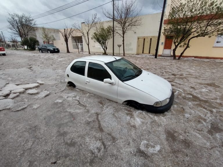 Impresionantes imágenes de la fuerte tormenta con ráfagas de viento y granizo que cayó en Río Colorado