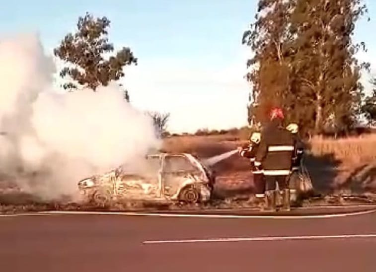 Un incendio destruyó por completo un auto a pocos kilómetros de Trili