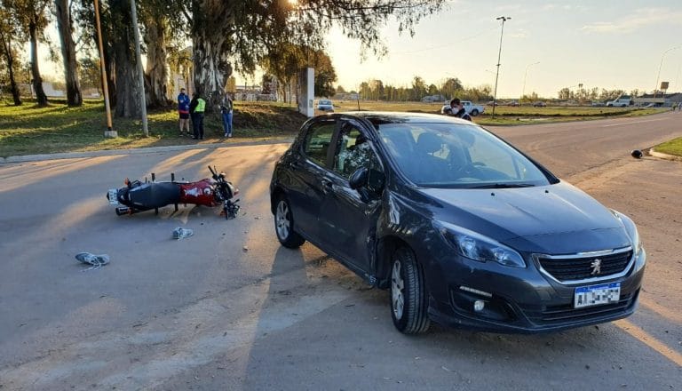 Accidente en calle 44 y Av. Circunvalación: Un motociclista fue hospitalizado
