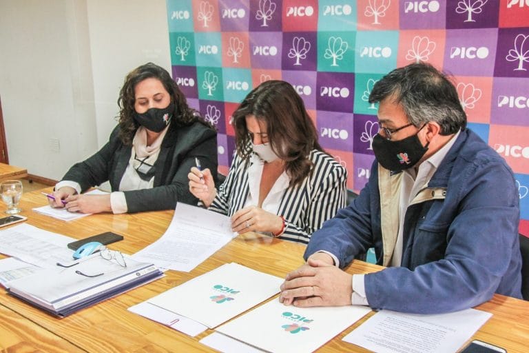 Alonso firmó dos convenios que le permitirá a la ciudad recibir maquinaria destinada al tratamiento de los residuos