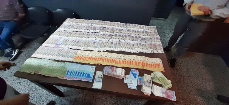 Dos jóvenes fueron interceptados en el camino a la laguna con 130.000 pesos y envoltorios de marihuana