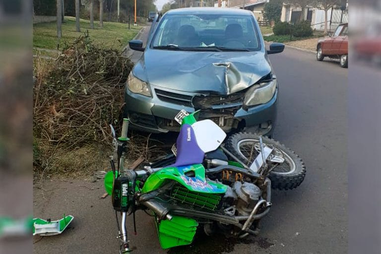 Una moto perdió la rueda delantera al chocar con un auto