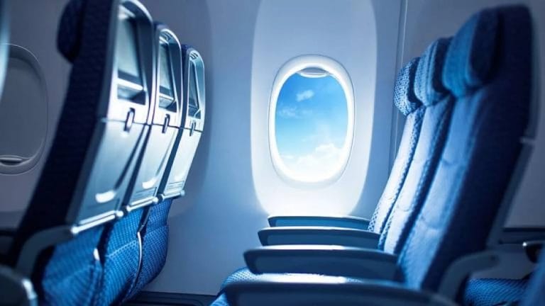 Ucrania: Pasajera abre la puerta de emergencia y da un “paseo” sobre el ala del avión