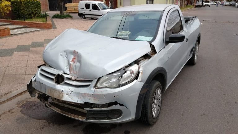 Una camioneta quedó con la trompa destruida al chocar con un colectivo