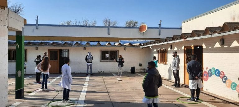 “Se está trabajando en esta nueva modalidad con mucha atención, concentración y responsabilidad”, dijo el director de la Escuela N° 84, Jorge Vidal