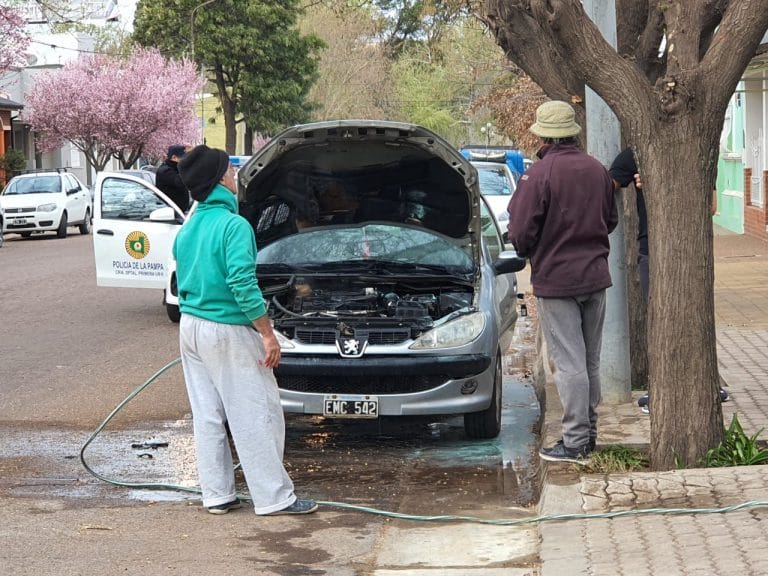 Un vehículo sufrió un principio de incendio en la zona del motor