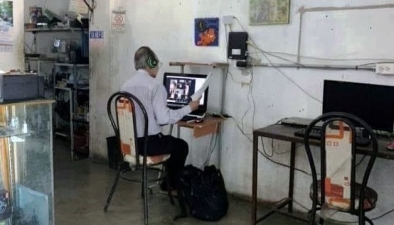 México: fotografían a un profesor que asiste a un ciber para darle clases a sus alumnos