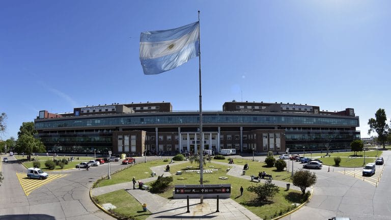 Hay 100% de ocupación de camas en el Posadas: “Nunca pensé que iba a pasar algo así, pero tenemos un protocolo para decidir a quién se pone respirador o no” dijo el Director del Hospital
