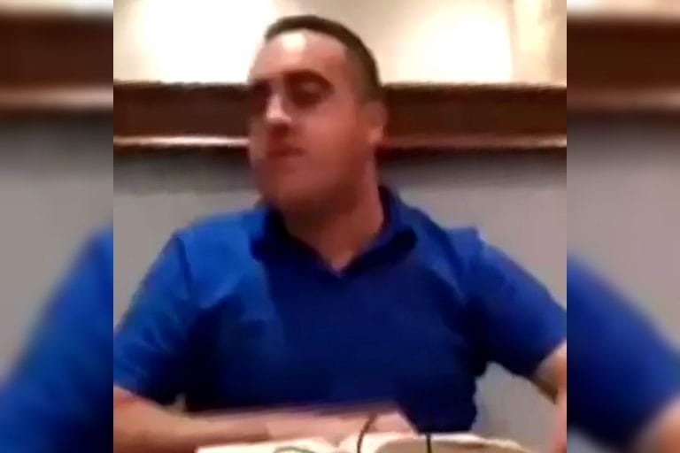 Un pastor evangélico brasileño agredió a su esposa sin saber que estaba en vivo y continuó como si nada: “Acepten la paz del Señor”