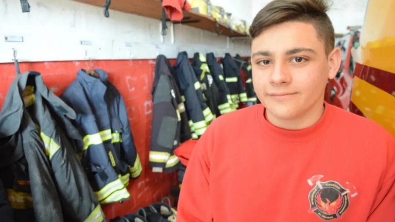 Orgullo platense: Un cadete de Bomberos de 15 años le salvó la vida a una mujer al realizarle RCP en plena calle