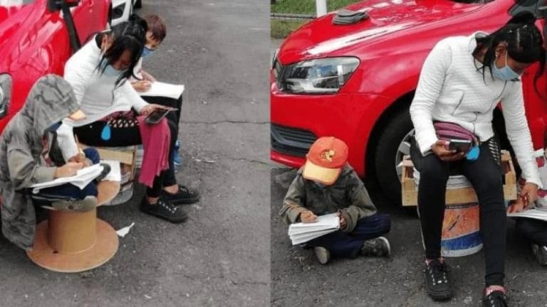 México: Usa Internet de la calle para las clases de sus hijos y conmueve