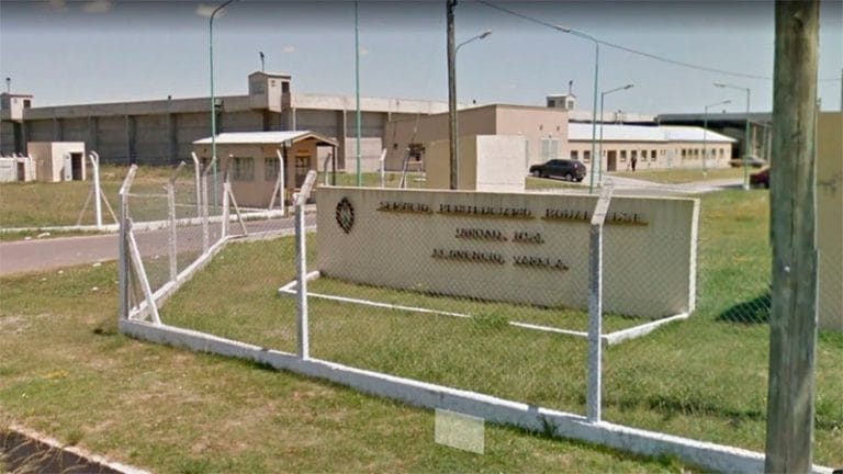 Internos de una cárcel bonaerense donaron una cabina sanitizante anticoronavirus a una escuela