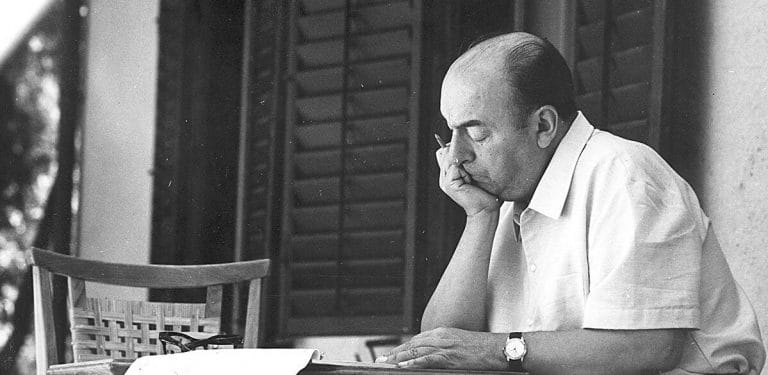Subastarán una colección de manuscritos y objetos personales de Pablo Neruda