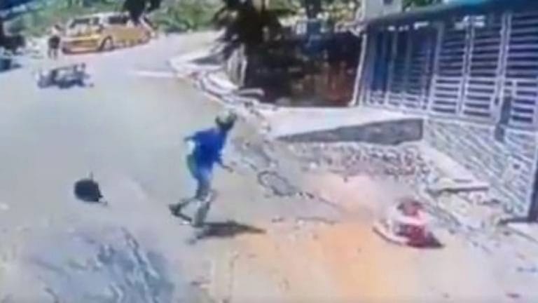 Bebé en andador cae a toda velocidad por calle en pendiente y es salvado de milagro
