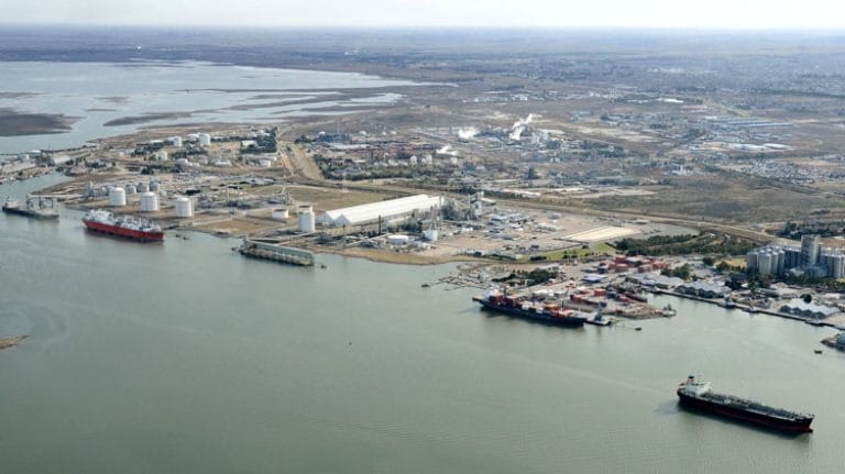 Aíslan en Bahía Blanca a un buque pesquero con 26 de sus 28 tripulantes con coronavirus
