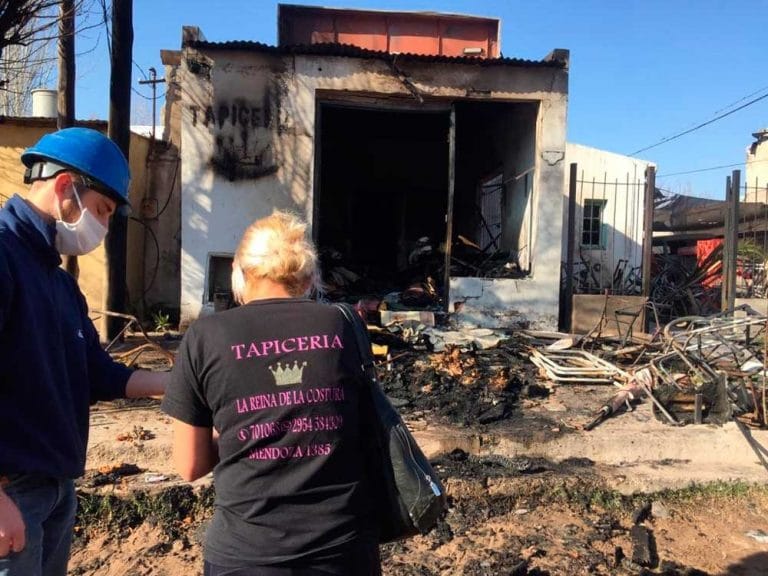 Santa Rosa: quemaron una casa y una tapicería