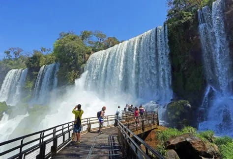 Ley de reactivación del turismo: ayuda para empresas y bono para viajeros