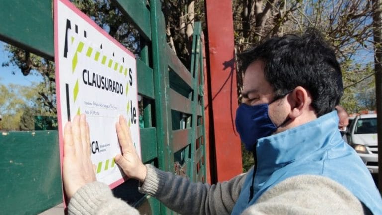 Clausuraron de manera total el zoológico de Luján, conocido por dejar tocar a los animales