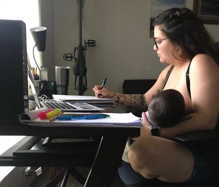 Un profesor le prohibió a una alumna amamantar a su hija durante las clases virtuales
