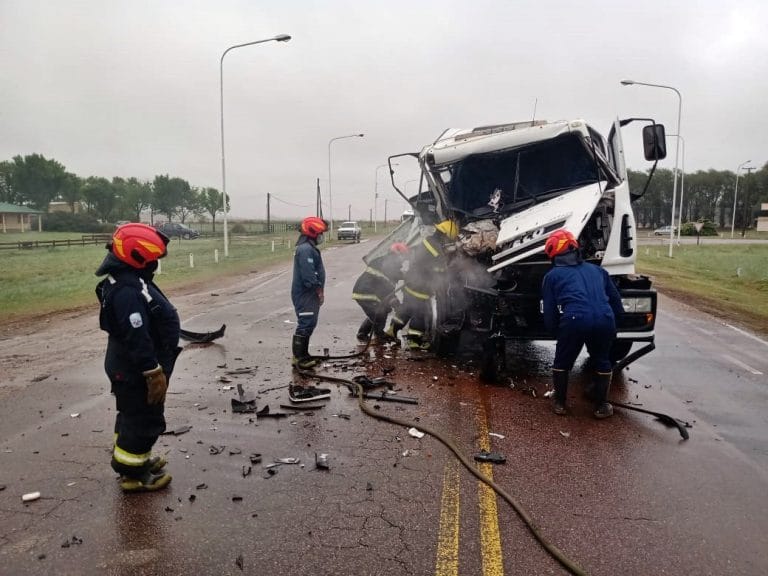 Chocaron dos camiones en ruta provincial 1 y acceso a Quemú Quemú: Una persona fue hospitalizada