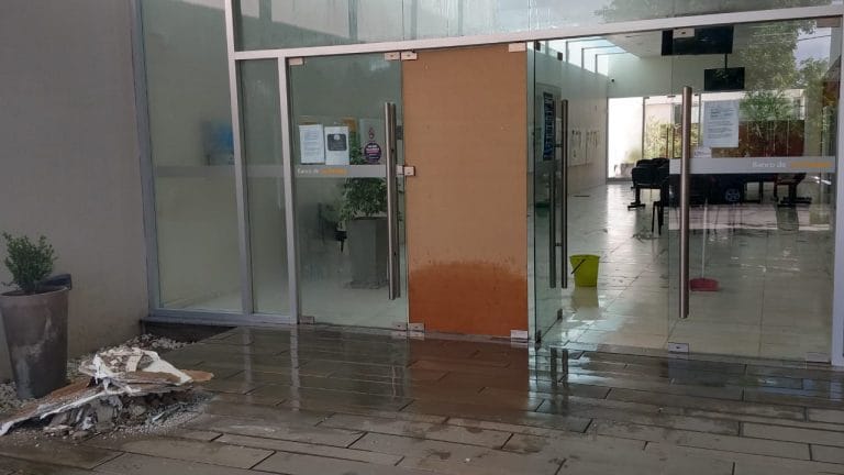 Por precaución y debido a que se cayó parte de mampostería por problemas de desagües cerraron la sucursal del Banco de La Pampa ubicada en calle 107