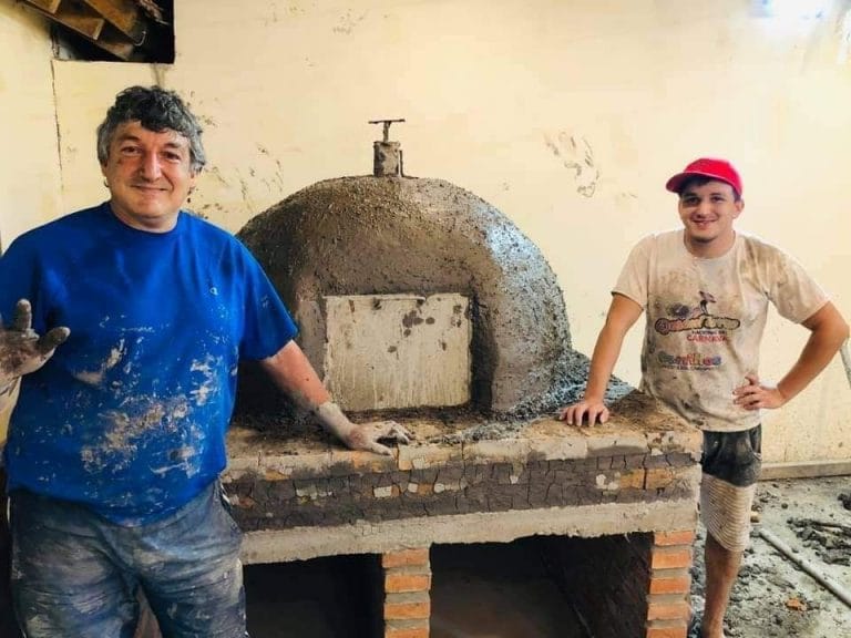 Salta: un docente construyó siete hornos de barro para comedores y merenderos