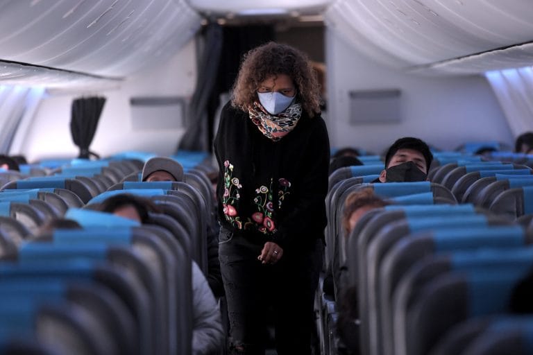Aerolíneas Argentinas reinicia sus vuelos de cabotaje, mirá cuales son los requisitos para volar