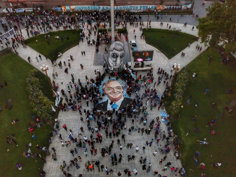 Empezaron a borrar el mural de Néstor Kirchner que pintaron en la Plaza de Mayo