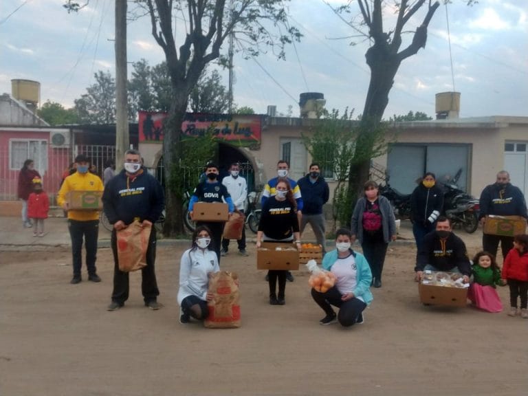 La peña “boquense” Roberto Mouzo entregó 130 viandas al merendero “Rayito de Luz”
