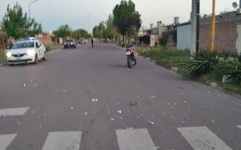 Chocaron un auto y una moto: Trasladan a un  motociclista al hospital