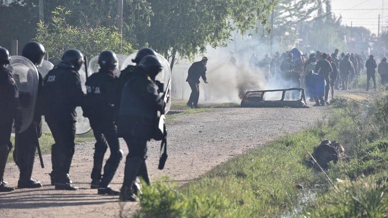 Guernica: la policía desalojó el predio, hubo incidentes y más de 30 detenidos