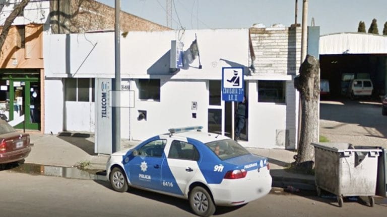Santa Fe: policía extorsionó a una detenida a la que le quitó la tarjeta y le cobró la AUH