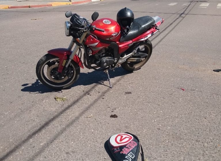 Motociclista sufrió fractura de clavícula derecha tras accidente