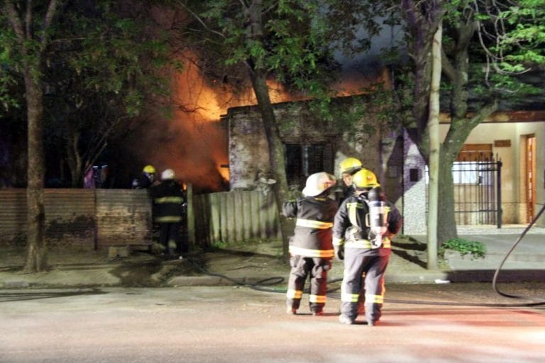 Incendio de vivienda: tres dotaciones de bomberos trabajaron en el lugar