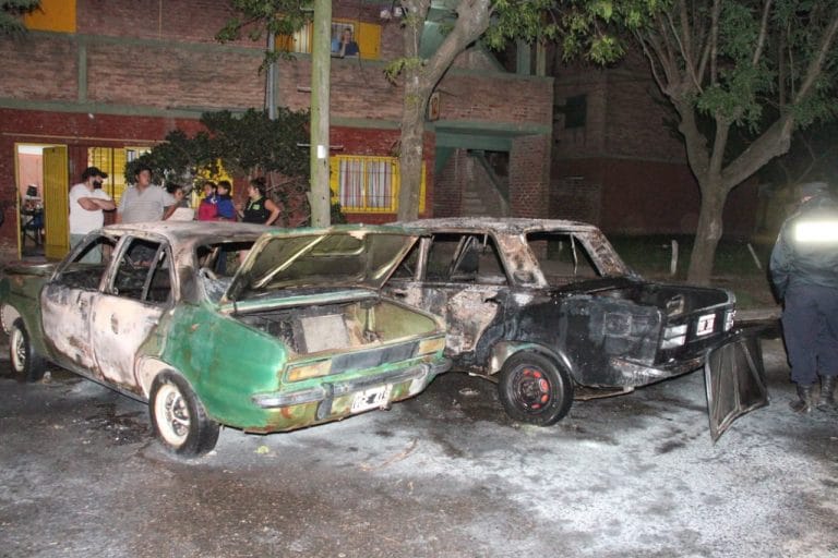 El fuego destruyó dos autos: bomberos trabajaron en el lugar