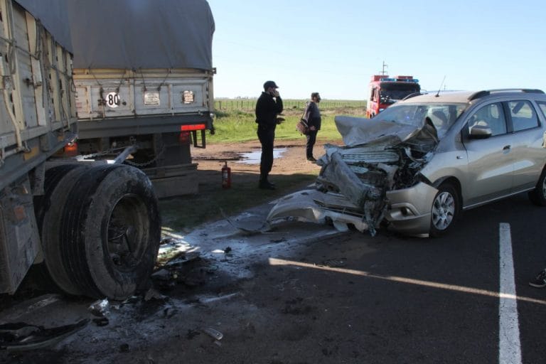 Grave accidente en Ruta 1: Una camioneta impactó contra el  acoplado de un camión