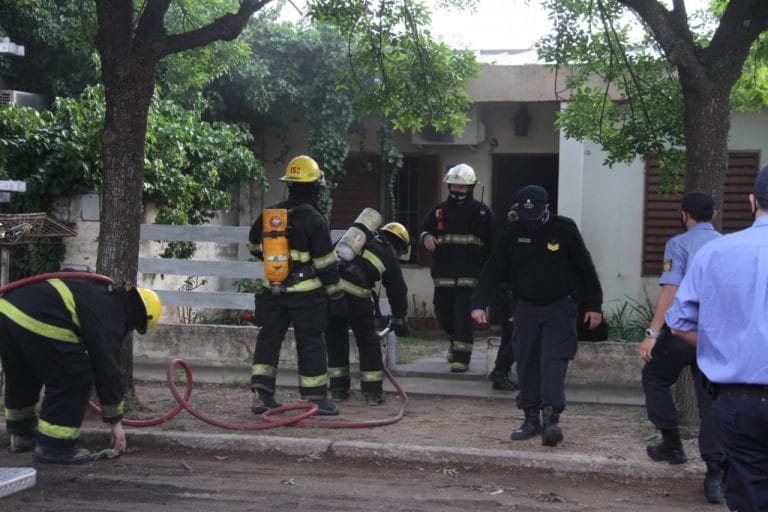Bomberos trabajaron en un principio de incendio de una vivienda del barrio Frank Allan
