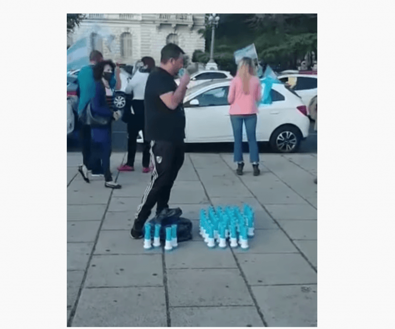 Video viral: chupó las cornetas antes de venderlas en una marcha anticuarentena