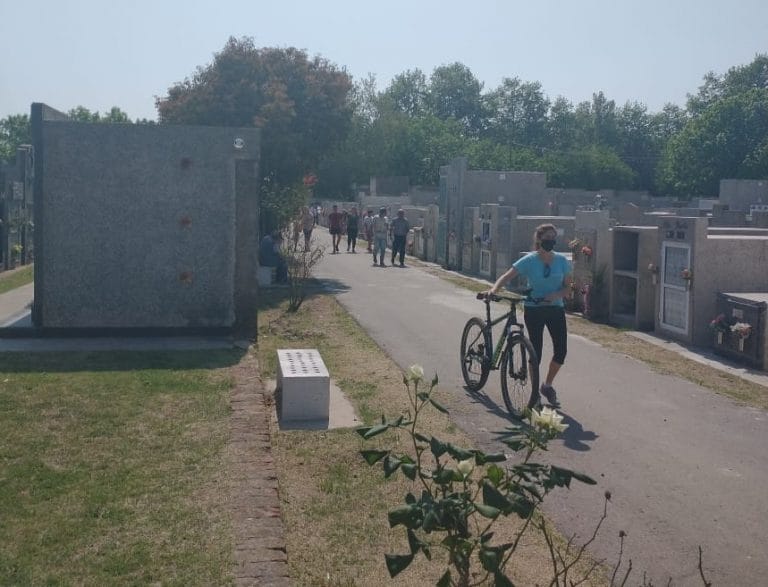 Alta concurrencia en el cementerio de General Pico por el Día de la Madre