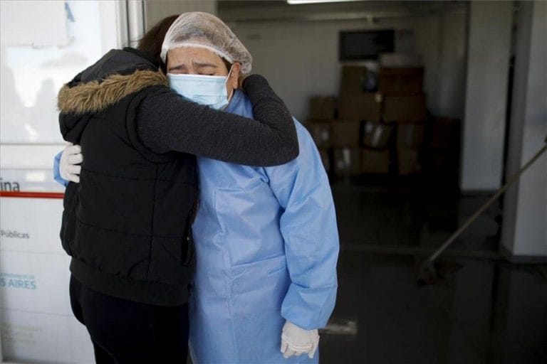 Carta de un neumonólogo a los jóvenes: “En esos récord de casos y muertos pueden estar tus viejos, tus abuelos y también podes estar vos”