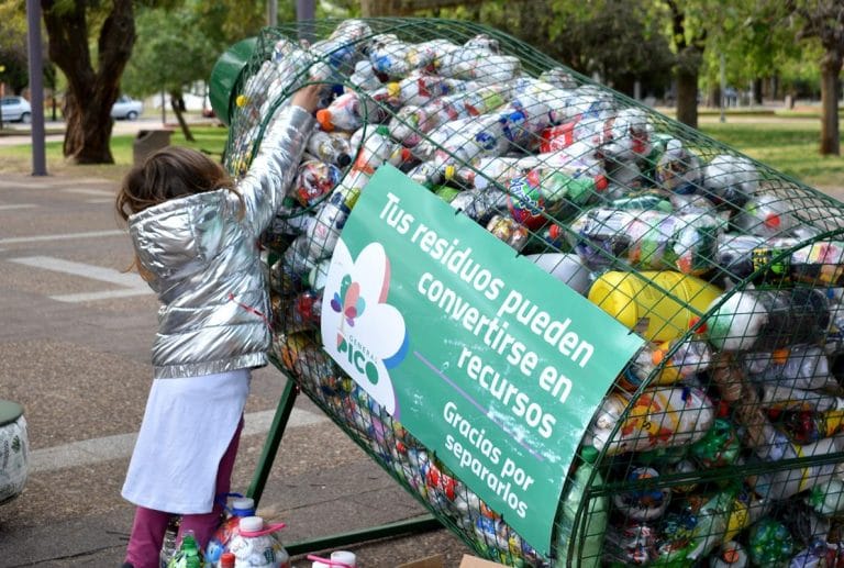 Cientos de piquenses fueron parte del “Día Verde” y pudieron canjear una eco botella por un plantin