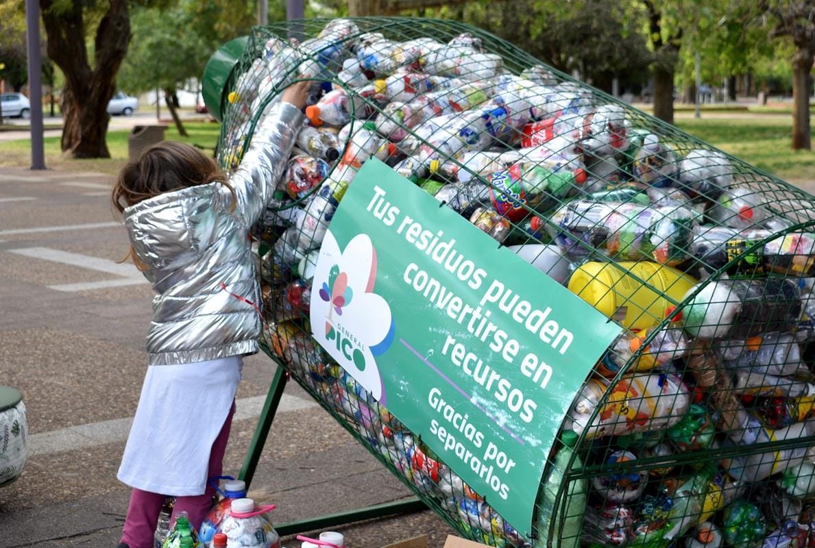 Cientos de piquenses fueron parte del “Día Verde” y pudieron canjear una eco botella por un plantin
