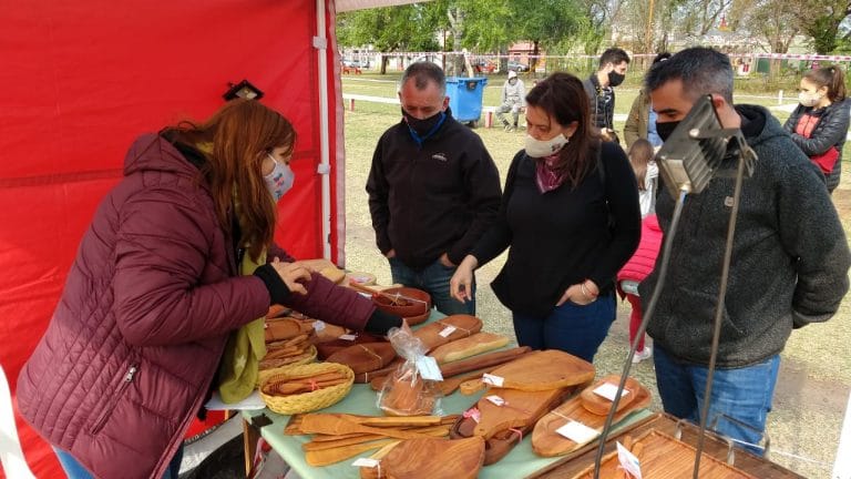 La Feria de Artesanos que comenzó ayer tuvo que suspenderse esta tarde por razones climáticas, pero “la idea es hacer una por mes” dijo Pildain