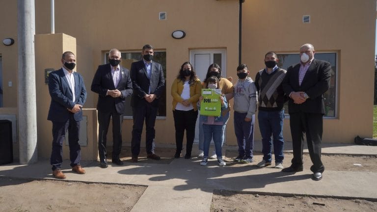 Colonia Santa Teresa festejó sus 99 años con la entrega de diez viviendas del Plan Mi Casa