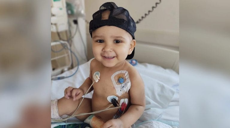 Tiene dos años, recibió un trasplante de médula, venció la leucemia y le ganó al COVID-19