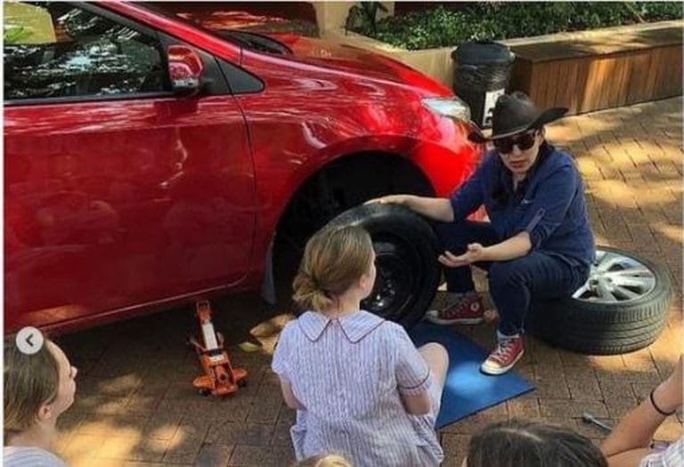 Australia: una escuela enseña a niñas cómo cambiar las ruedas del auto para que no dependan de nadie