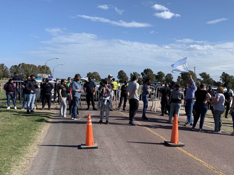 Grupo de propietarios no residentes reclamó y quemó neumáticos para pedir ingresar a Monte Hermoso
