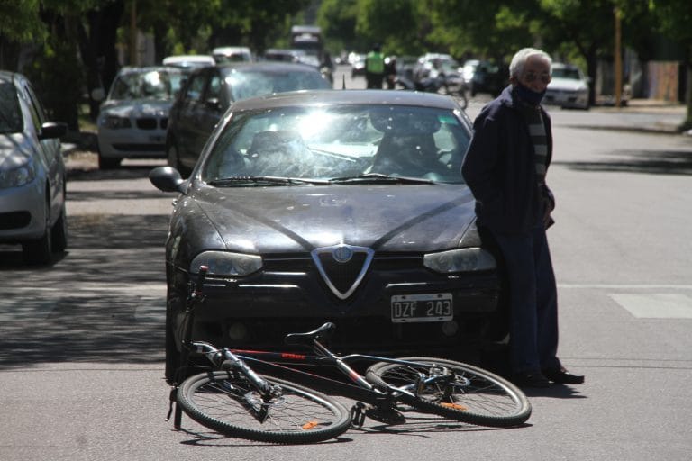 Un ciclista fue hospitalizado tras un siniestro vial con un auto